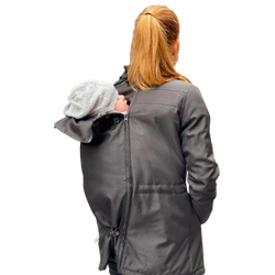 mujer porteando en espalda con el abrigo de porteo wallaby